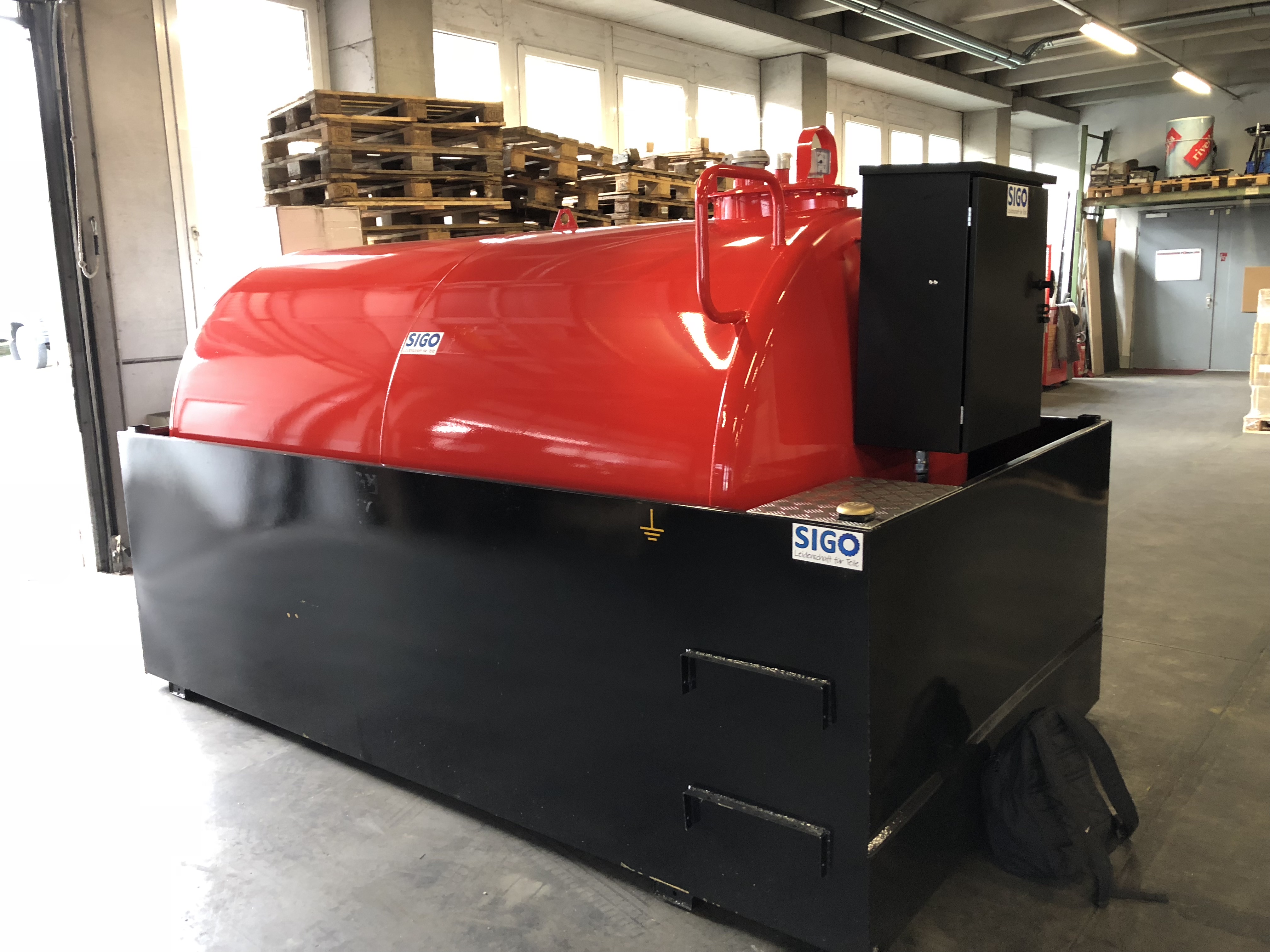 Dieseltank Stahl, 1500l mit 110%  Auffangbecken 