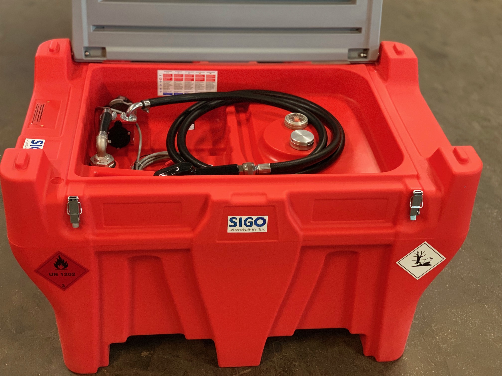 Dieseltank Kunststoff für Pickup, 440 Liter, 12V Pumpe, automatischer Zapfhahn, 4m Schlauch 