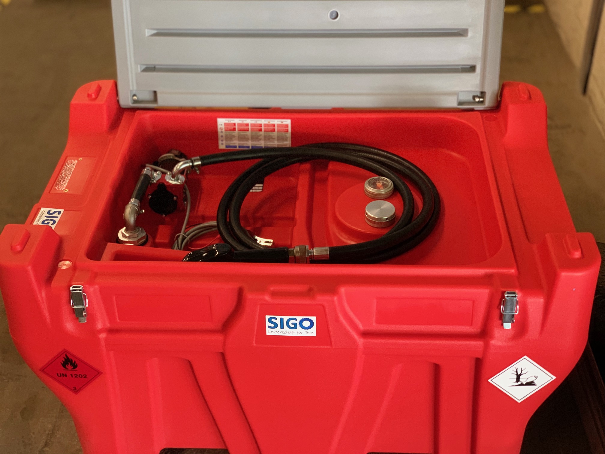 Dieseltank Kunststoff für Pickup, 440 Liter, 12V Pumpe, automatischer Zapfhahn, 4m Schlauch 