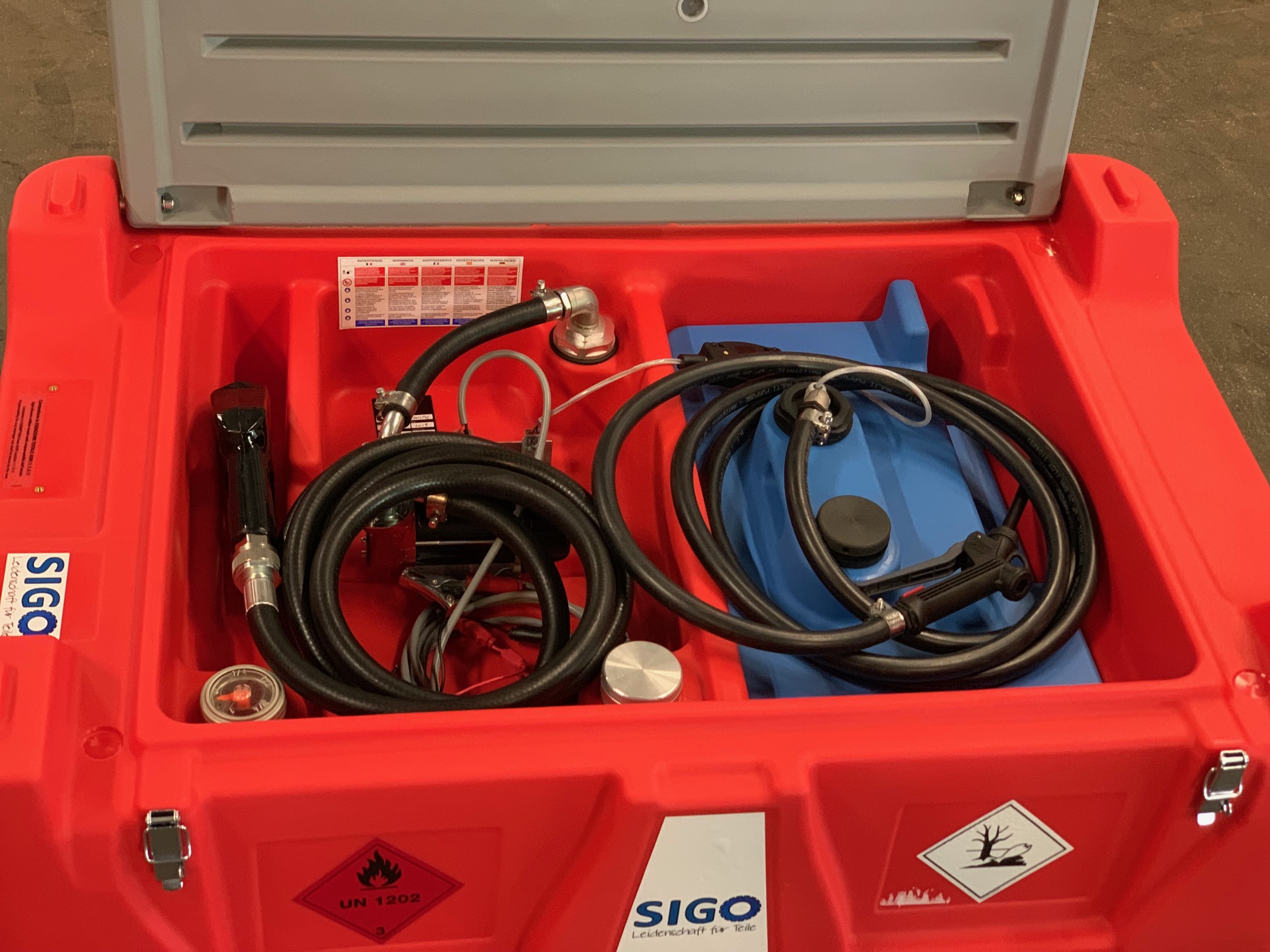 Kombitank Kunststoff für Pickup, 400 Liter plus 50 Liter AdBlue, 12V Pumpe, automatischer Zapfhahn, 4m Schlauch